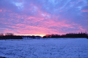 Een mooie zonsondergang over besneeuwde campagnes van Loyers.