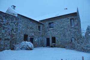 La façade nord du gîte en période hivernale.