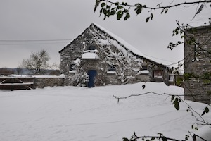La cour de la ferme sous un épais manteau de neige.