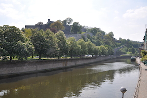Welch ein Vergnügen, entlang der Sambre am Rande der Stadt Namur schlendern.
