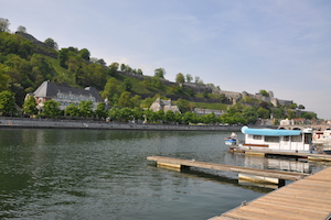 La Citadelle de Namur domine également le casino et le port de Jambes sur la Meuse. 